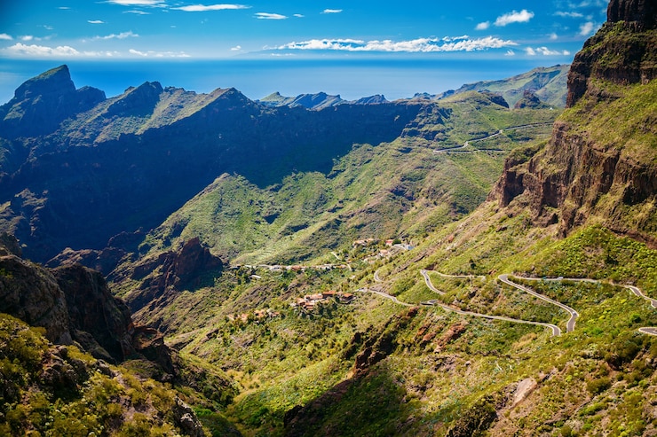 Foto carreteras sinuosas y montañas cerca de la aldea de masca, tenerife, islas canarias, españa