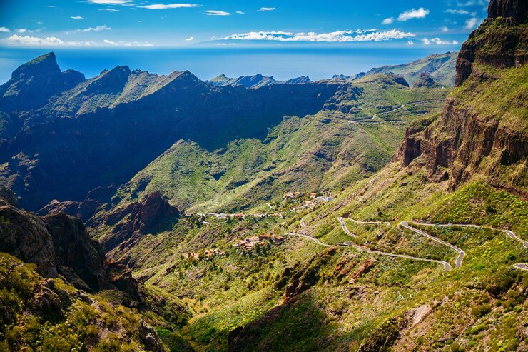 Carreteras sinuosas y montañas cerca de la aldea de Masca, Tenerife, Islas Canarias, España