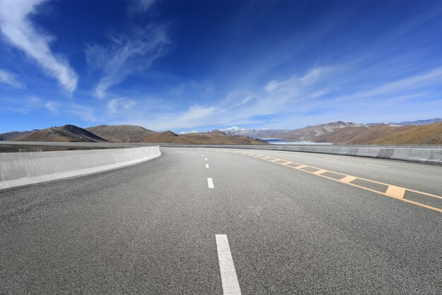 Carreteras vacías y montañas distantes