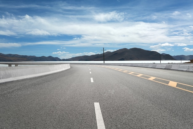 Carreteras vacías y montañas distantes