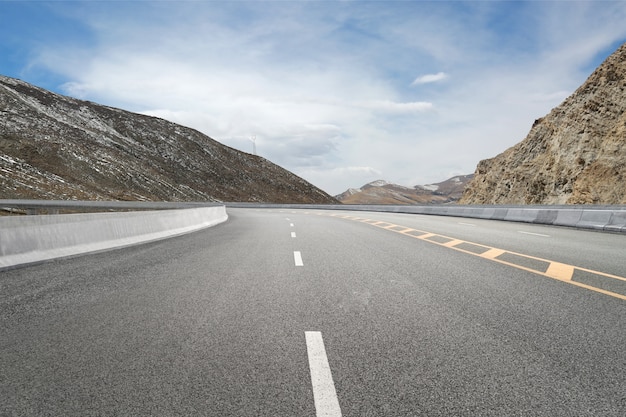 Carreteras vacías y montañas distantes