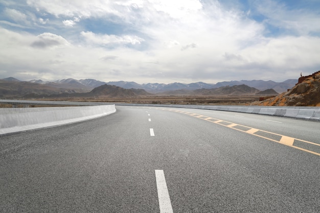 Carreteras vacías y montañas distantes