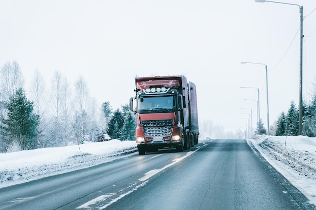 Carretilla en el camino de invierno cubierto de nieve de Finlandia, Laponia.