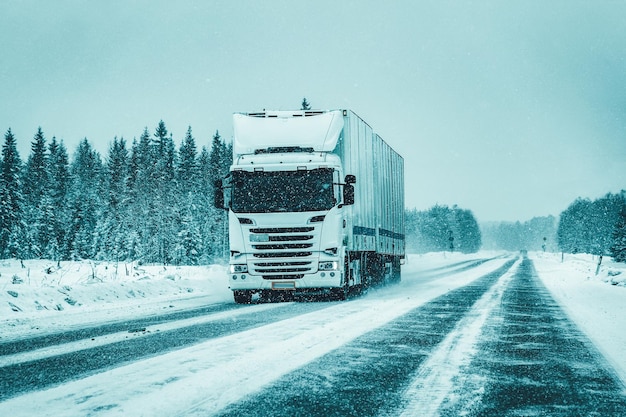 Carretilla en un camino de invierno cubierto de nieve en Finlandia en Laponia.