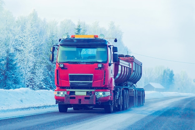 Carretilla en el camino de la nieve en invierno Finlandia, Laponia.