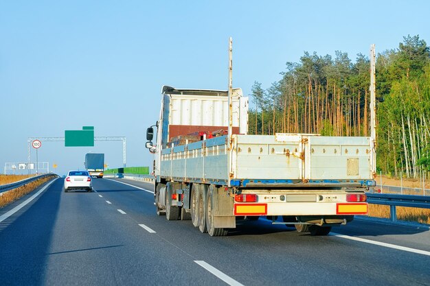 Carretilla en la carretera de carretera en Eslovenia. Transporte en camión entregando algo de carga.