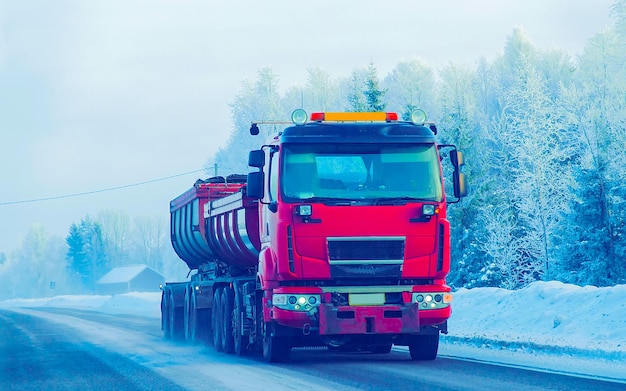 Carretilla en carretera de invierno de nieve de Finlandia. Camionero en carretera. Camión haciendo trabajo de logística. Semirremolque con conductor. Unidad de coche de carga grande. Entrega de carga. Industria del transporte de exportación. Contenedor con mercancías