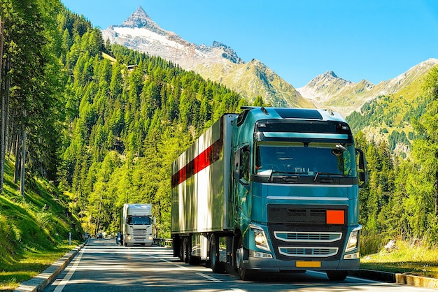 Carretilla en carretera de verano de Suiza. Camionero en carretera. Camión haciendo trabajo de logística. Semirremolque con conductor. Unidad de coche de carga grande. Entrega de carga. Industria del transporte de exportación. Contenedor con mercancías