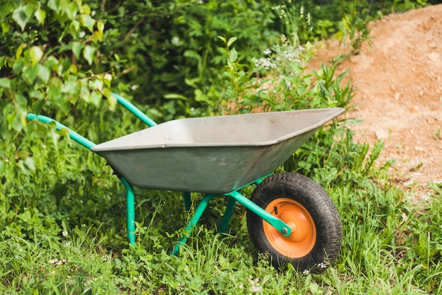 Carretilla, carretilla para transportar tierra, material, césped y otras cosas en el jardín, jardinería, construcción, trabajo de campo, plantación, camas.