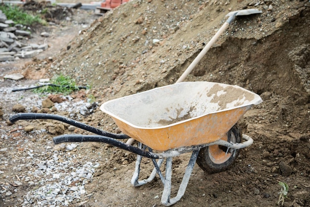 Foto carretilla de construcción llena de arena