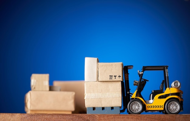 Carretilla elevadora con caja de cartón marrón