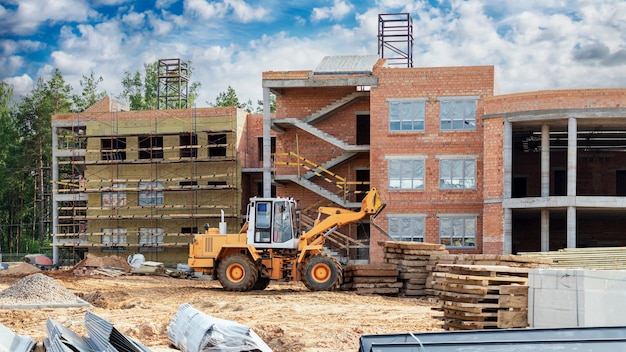 Una carretilla elevadora en un sitio de construcción está levantando una losa de hormigón armado. Máquina de construcción.