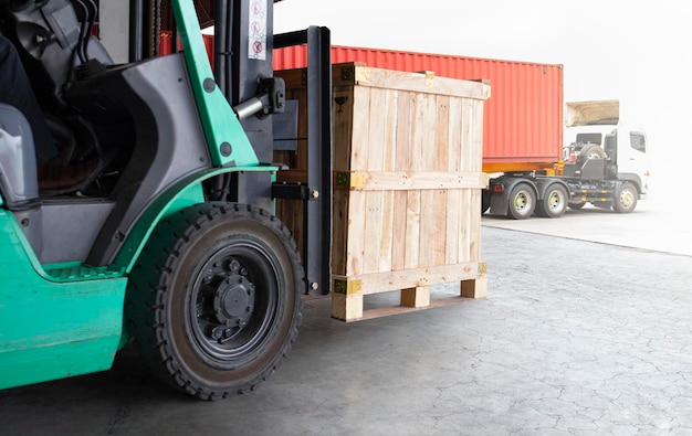 Foto carretilla elevadora tractor descarga de cajas de madera en almacén envío de suministros envío de almacén