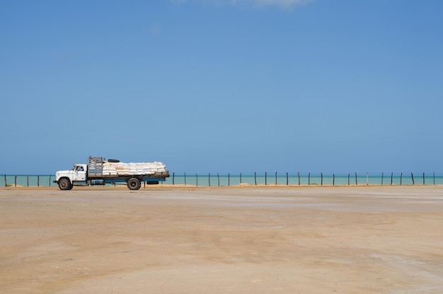 Carretilla en las minas de sal de Manaure en la Guajira colombiana Copiar espacio