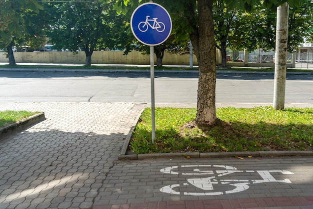 Carril bici en la calle con un cartel