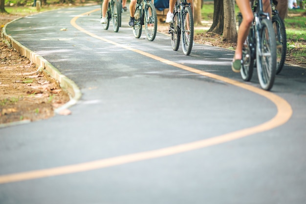 Carril bici, movimiento de ciclista en el parque.