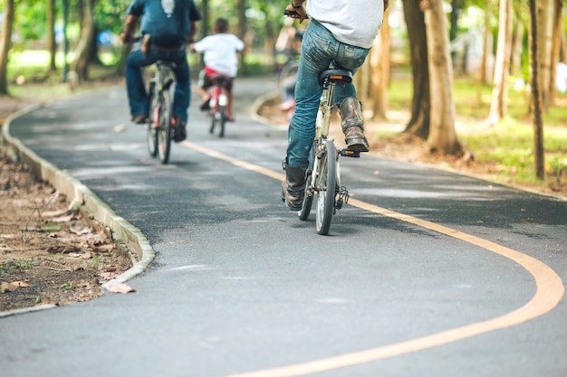 Carril bici, movimiento de ciclista en el parque.