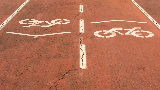 Carril bici de piso rojo con símbolo de prioridad de bicicleta