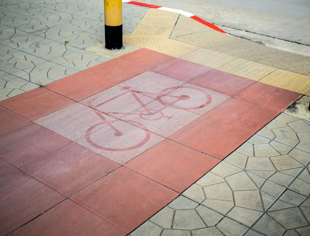 Carril bici rojo en acera