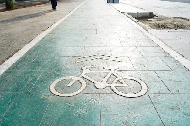 carril bici, tráfico, transporte urbano y concepto ecológico, carril bici verde con bicicleta