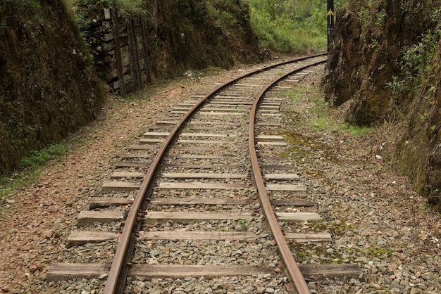 Carril de tren en un callejón rocoso