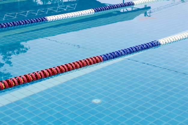 Foto carriles de una piscina de competición.