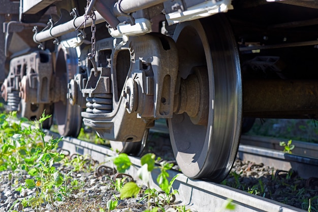 Carriles de tren y ruedas closeup