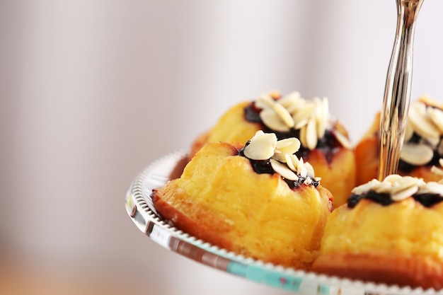 Foto carrinho de bolo com doces.