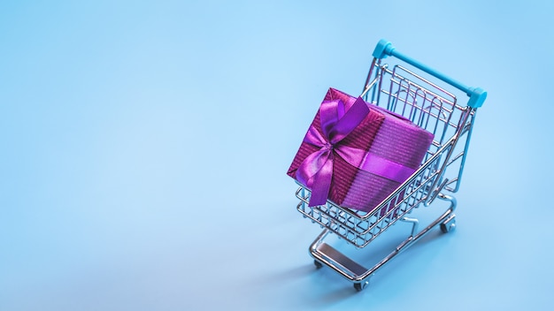 Carrinho de compras (brinquedo) com presentes em caixa grande