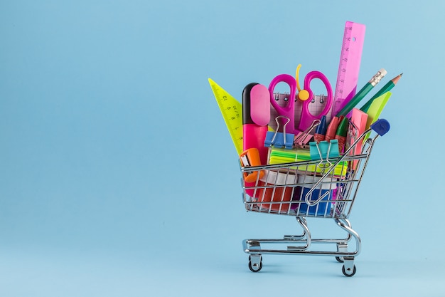 Foto carrinho de compras com diferentes artigos de papelaria