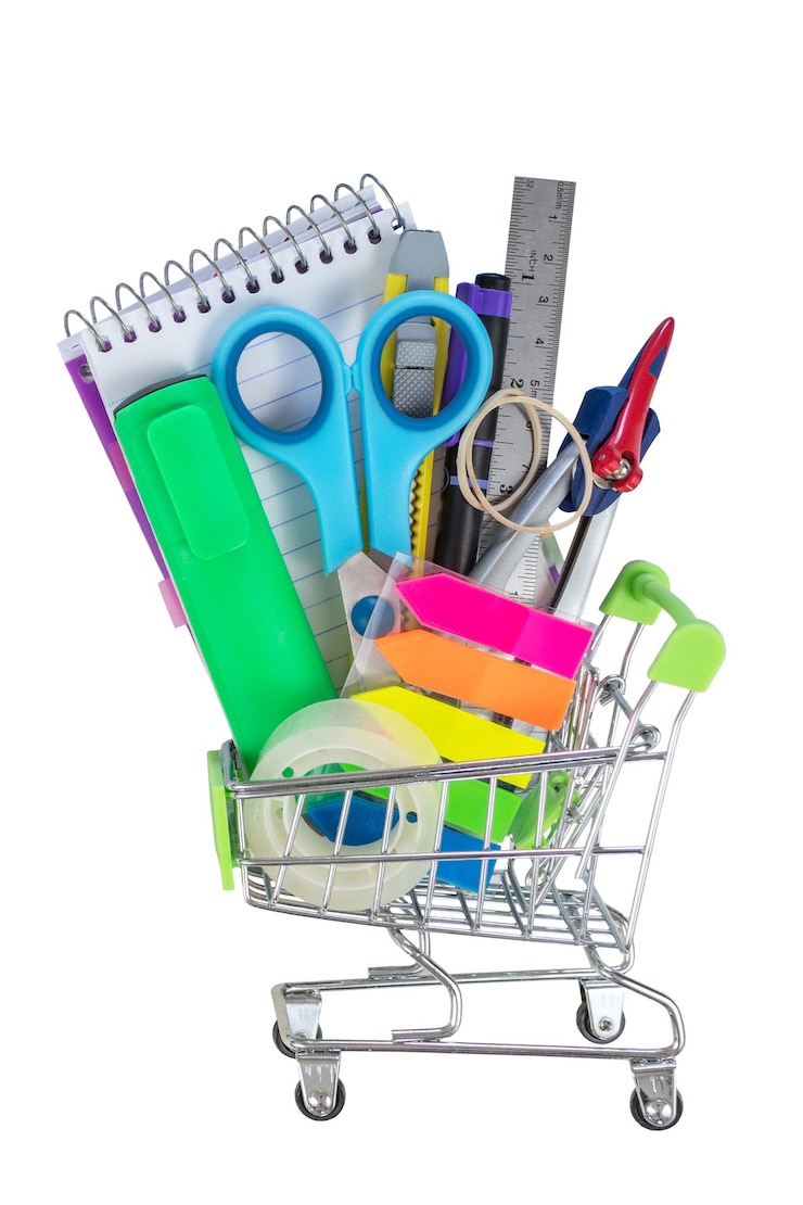 Foto carrinho de compras com material escolar isolado no fundo em branco