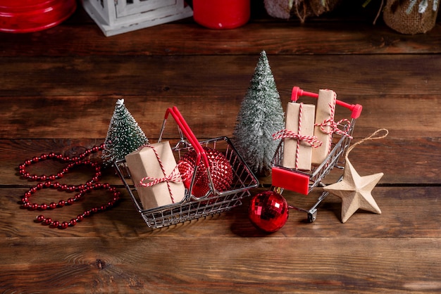 Carrinho de compras com presentes de natal