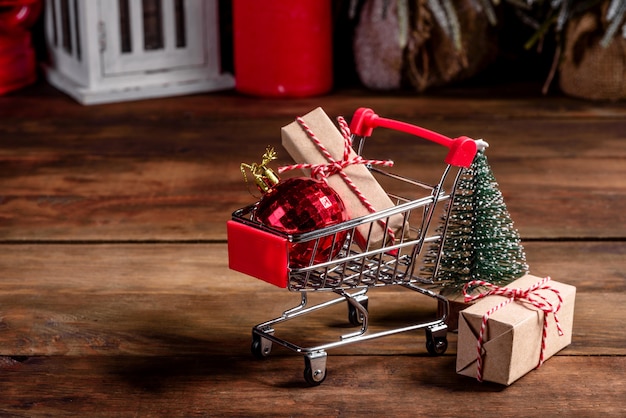 Carrinho de compras com presentes de natal