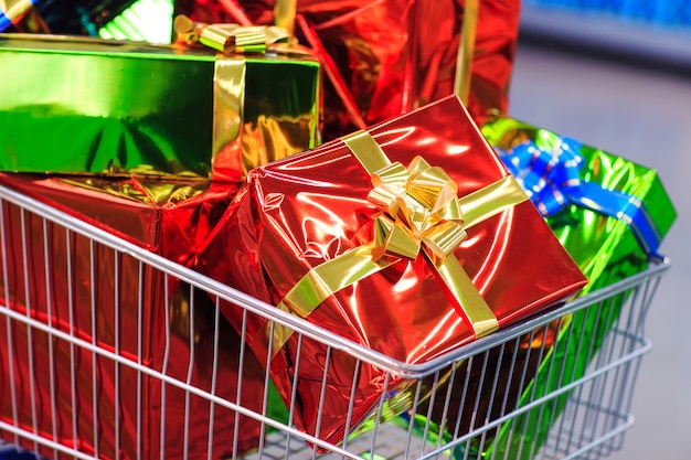 Carrinho de compras com presentes no supermercado