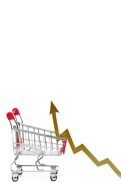Carrinho de compras conceito e uma seta indicando aumento nos preços dos alimentos