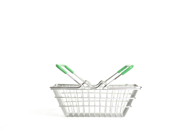 Carrinho de compras em um supermercado em um fundo branco vazio isolar o conceito de bens de mercearia de compras