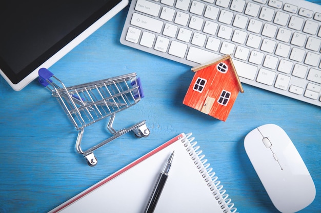 Carrinho de compras modelo de casa e objetos de negócios Comprando casa