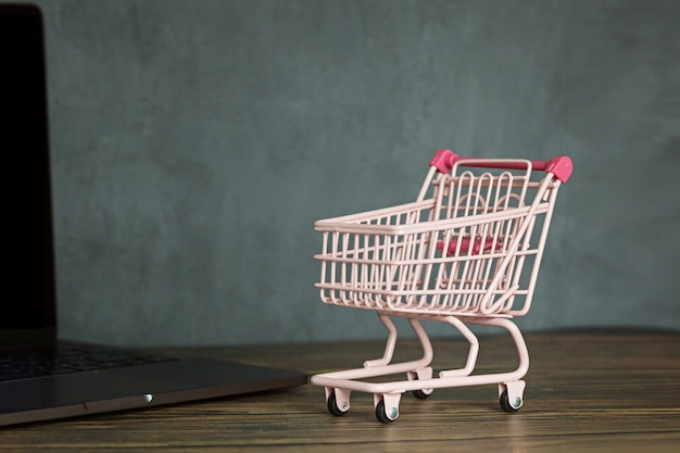 Carrinho de compras na mesa