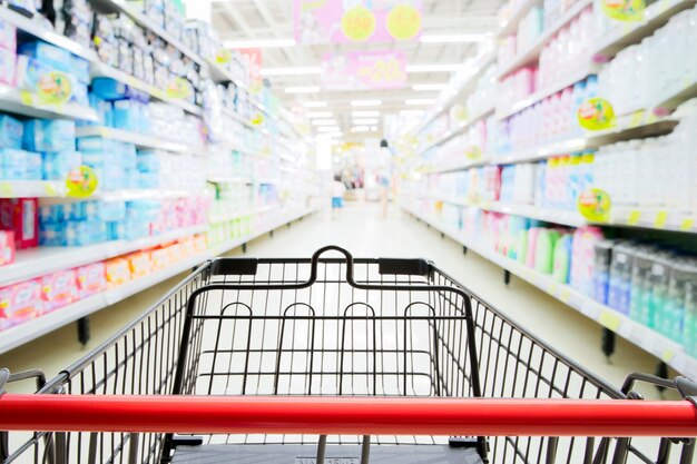 Carrinho de compras no supermercado com corredor de supermercado e prateleiras