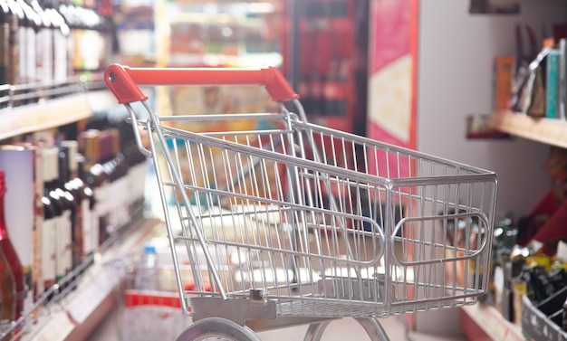 Carrinho de compras no supermercado. Loja de comida