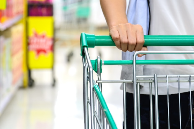 Carrinho de compras no supermercado.