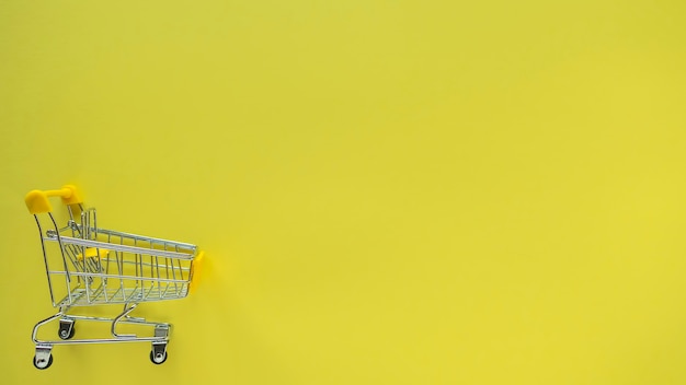Foto carrinho de compras pequeno em amarelo.