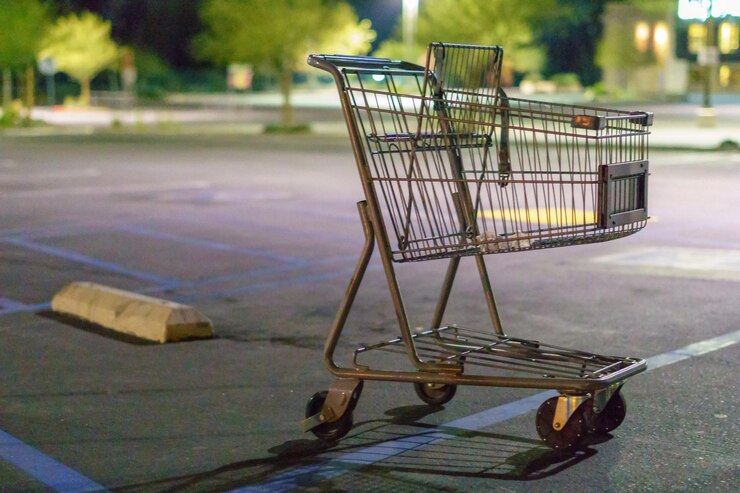 Foto carrinho de compras vazio na estrada à noite