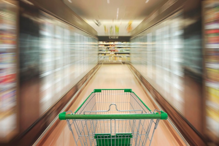 Foto carrinho de compras vazio no supermercado