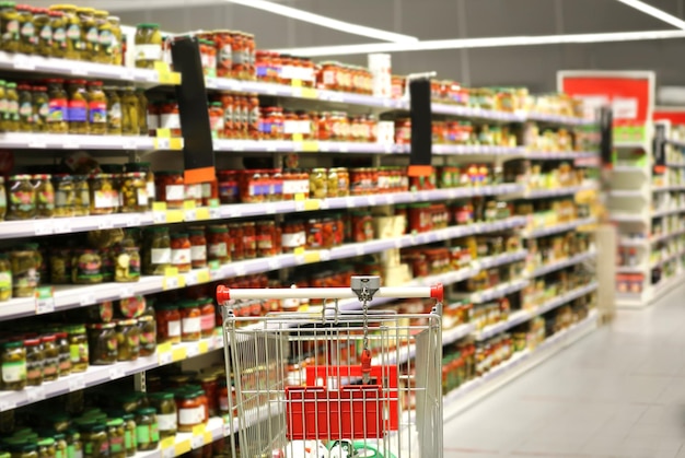 carrinho de compras vazio num supermercado vazio