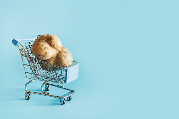 Carrinho de supermercado com batata feia.