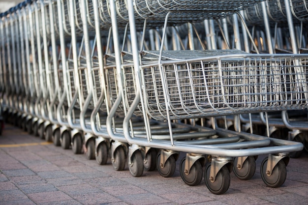 Carrinhos de compras organizados em uma linha