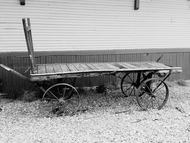 Foto carrito abandonado contra la pared