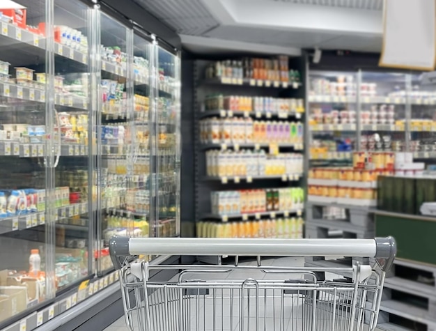 un carrito de comestibles vacío en un supermercado vacío