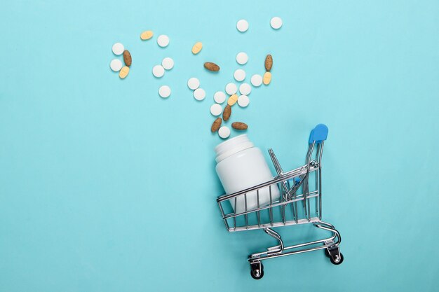 Carrito de la compra con una botella de pastillas en azul